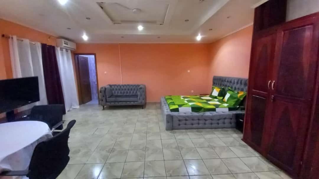 Cave Royale - Chambres-Studios-Apparts Meubles - Logpom Hopithal Des Soeurs Apres Camara Laye Ντουάλα Εξωτερικό φωτογραφία