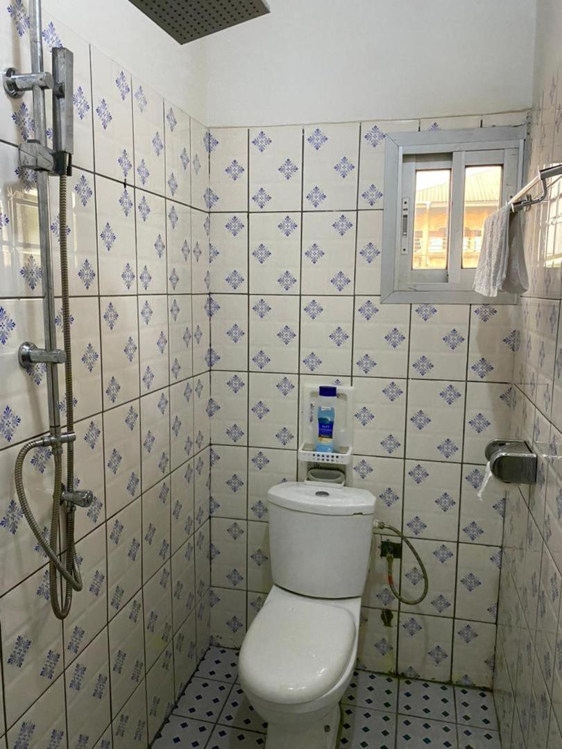 Cave Royale - Chambres-Studios-Apparts Meubles - Logpom Hopithal Des Soeurs Apres Camara Laye Ντουάλα Εξωτερικό φωτογραφία